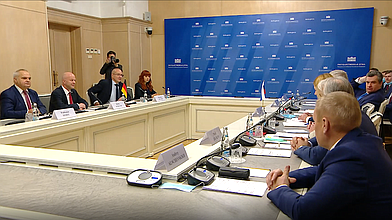 Встреча членов Комиссии по расследованию фактов вмешательства иностранных государств во внутренние дела России с немецкой парламентской делегацией во главе с Председателем германо-российской группы Германского Бундестага Робби Шлундом