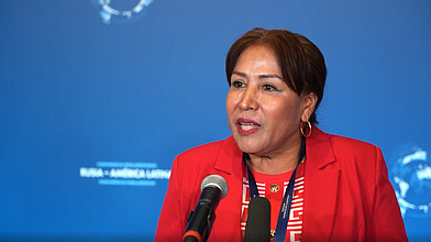 Abordaje de prensa de congresista del Peru Elizabeth Sara Medina Hermosilla