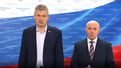 Пресс-подход представителей фракции КПРФ Алексея Куринного и Юрия Синельщикова