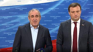 Пресс-подхода заместителя Председателя Государственной Думы Сергея Неверова и Председателя Комитета по строительству и ЖКХ Сергея Пахомова