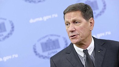 Выступление Первого заместителя Председателя ГД Александра Жукова перед парламентскими журналистами после Совета ГД