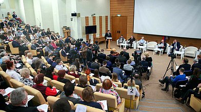 Круглый стол на тему «Борьба с бедностью в России: лозунги и реалии»