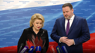 Пресс-подход Председателя Комитета по вопросам семьи, женщин и детей Нины Останиной и Министра труда и социальной защиты РФ Антона Котякова