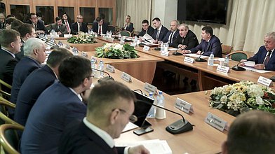 Круглый стол на тему «Проблемы и перспективы развития лесопромышленного комплекса Дальнего Востока: правовые аспекты»
