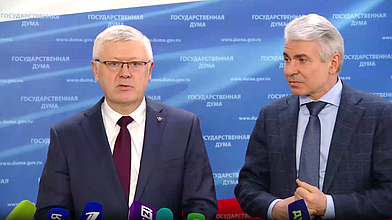 Пресс-подход Председателя Комиссии по расследованию фактов вмешательства иностранных государств во внутренние дела России Василия Пискарева и заместителя Министра юстиции Олега Свириденко