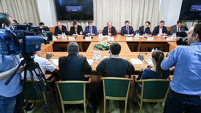 Круглый стол «Проблемы законодательного регулирования задолженностей по зарплате, допускаемой собственниками крупных компаний, в том числе ООО «АК «ВИМ-АВИА» и «Когалымавиа»