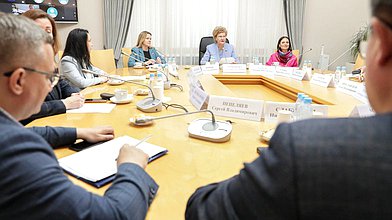 Круглый стол Комитета по вопросам семьи, женщин и детей по разработке предложений о внедрении в школьную программу уроков семьеведения