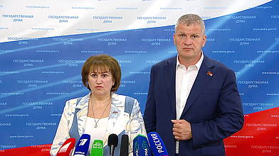 Пресс-подход члена Комитета по бюджету и налогам Веры Ганзи и члена Комитета по охране здоровья Алексея Куринного