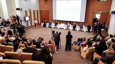 Встреча членов Комитета по защите семьи, вопросам отцовства, материнства и детства с победителями и участниками XVI Всероссийского конкурса журналистских работ «В фокусе — детство»