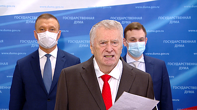 Пресс-подход руководителя фракции ЛДПР Владимира Жириновского и Первого заместителя Председателя Комитета по природным ресурсам, собственности и земельным отношениям Василия Власова
