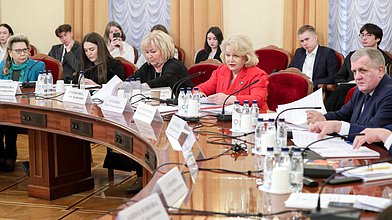 Круглый стол Комитета по вопросам семьи, женщин и детей на тему «Правовое положение многодетных семей в РФ»