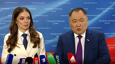 Пресс-подход руководителя Ростуризма Зарины Догузовой и заместителя Председателя ГД Шолбана Кара-оола по итогам «правительственного часа»