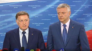 Пресс-подход первых заместителей руководителя фракции «Единая Россия» Дмитрия Вяткина и Вячеслава Макарова по итогам заседания Совета Государственной Думы