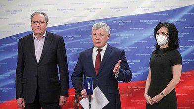 Пресс-подход Председателя Комитета по безопасности и противодействию коррупции Василия Пискарева по итогам заседания Комитета