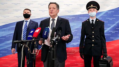 Пресс-подход Председателя Комитета по бюджету и налогам Андрей Макарова после внесения в ГД проекта бюджета на 2021 год и плановый период 2022–2023 годов