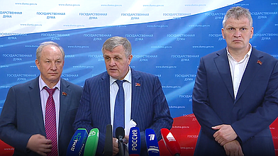 Пресс-подход Первого заместителя Председателя Комитета по труду, социальной политике и делам ветеранов Николая Коломейцева, члена Комитета по охране здоровья Алексея Куринного и Первого заместителя Председателя Комитета по делам национальностей Валерия Рашкина