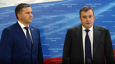 Пресс-подход Председателя Комитета по экологии, природным ресурсам и охране окружающей среды Дмитрия Кобылкина и Председателя Комитета по информационной политике, информационным технологиям и связи Александра Хинштейна