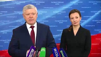 Пресс-подход Председателя Комитета по безопасности и противодействию коррупции Василия Пискарева и Уполномоченного при Президенте Российской Федерации по делам ребенка Анны Кузнецовой