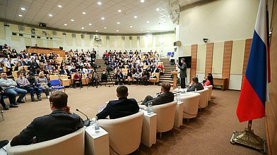 Круглый стол на тему «Будущее государственное устройство России»
