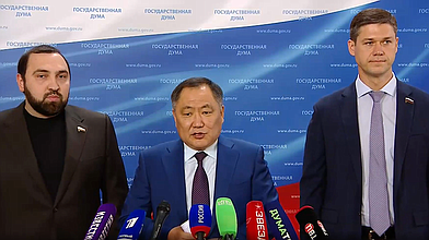 Пресс-подход заместителя Председателя ГД Шолбана Кара-оола, члена Комитета по экономической политике Сергея Алтухова и члена Комитета по безопасности и противодействию коррупции Бийсултана Хамзаева