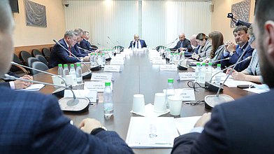 Расширенное совещание Председателя Комитета по природным ресурсам, собственности и земельным отношениям Николая Николаева