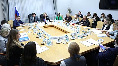 Заседание Комитета по защите семьи, вопросам отцовства, материнства и детства с участием Министра просвещения РФ Сергея Кравцова