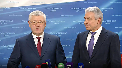Пресс-подход Председателя Комиссии по расследованию фактов вмешательства иностранных государств во внутренние дела России Василия Пискарева и заместителя Министра юстиции РФ Олега Свириденко